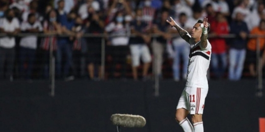 Craque da partida contra o Botafogo-SP, Luciano é ovacionado pela torcida do São Paulo e agradece