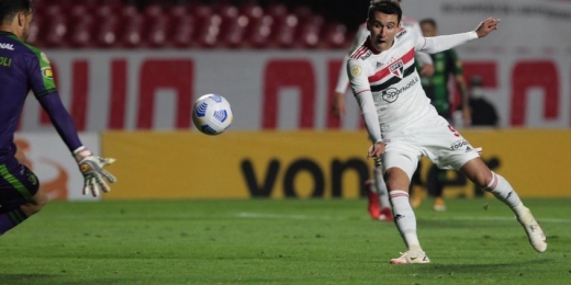 Crespo explica escolha no ataque do São Paulo: 'Quando o time não ganha, quem está fora é o melhor jogador'