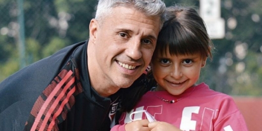 Crespo recebe visita de suas filhas durante treino do São Paulo no CT da Barra Funda