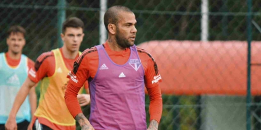 Dani Alves treina e pode voltar ao time do São Paulo contra o Cuiabá