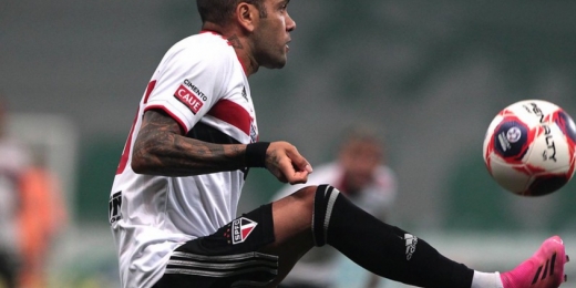 Daniel Alves deve ser titular no Majestoso; veja o histórico do camisa 10 em clássicos pelo São Paulo