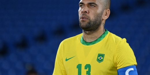 Daniel Alves diz que Brasil se comportou bem mesmo com um jogador a menos: 'Criamos chances'