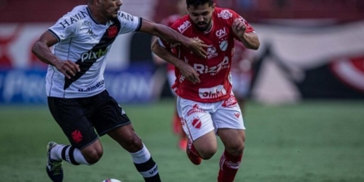 Daniel Amorim se destaca na frente, mas defesa falha, e Vasco completa seis jogos sem vencer na Série B