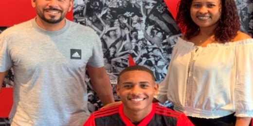Darlan, do time sub-17, assina primeiro contrato profissional com o Flamengo