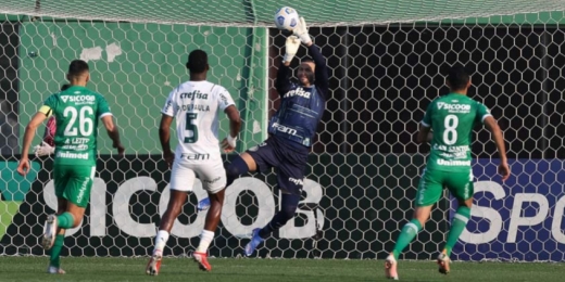 De olho na Libertadores, Palmeiras volta a vencer fora de casa e derrota a Chapecoense no Brasileirão