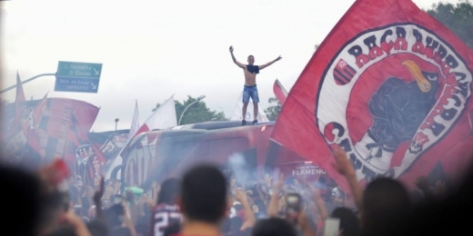 De ponta a ponta: torcida do Flamengo festeja e apoia o time do Ninho do Urubu até o Galeão