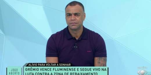 Denílson critica Douglas Costa por confusão com Grêmio: 'Faltou malandragem'