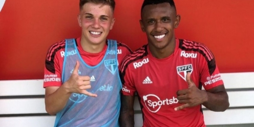Destaque no sub-17 do São Paulo, Léo Jance comemora treino com os profissionais