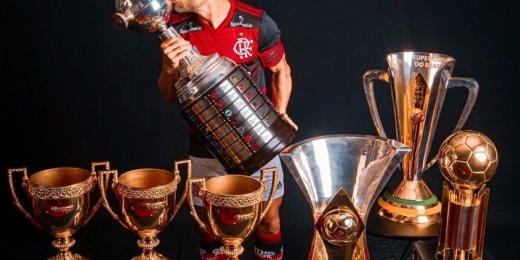 Diego completa 37 anos e recebe homenagens do Flamengo e perfil da Libertadores: 'Multicampeão'