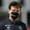 Diniz estreia no Santos com expulsão e ‘quebra’ a internet após manter equipe viva na Libertadores