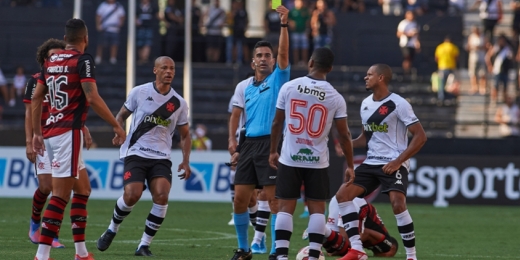 Diretor de arbitragem diz que Vasco e Flamengo podem pedir áudio do VAR e nega pênalti: 'Foi no rosto'