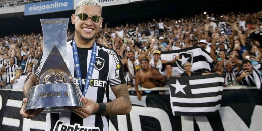 Diretor do Botafogo revela conversa 'muito boa' na busca da renovação de Navarro: 'A esperança ainda existe'