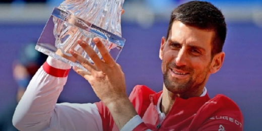 Djokovic arrasa argentino, passa Vilas e vai à semi em Belgrado