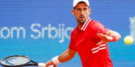 Djokovic passa fácil por americano na estreia em Roland Garros