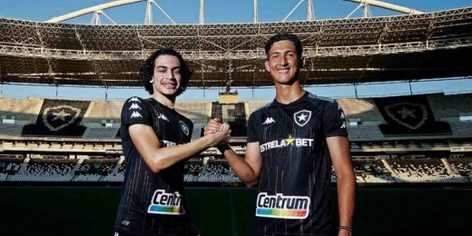 Dylan Talero é recepcionado por Matheus Nascimento no Botafogo