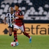 Em alta no Flamengo, Lázaro explica preferência pelo lado esquerdo e brinca: ‘Na direita fico meio tortinho’