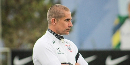 Em baixa com a torcida, Sylvinho vai para o Dérbi respaldado pela diretoria do Corinthians