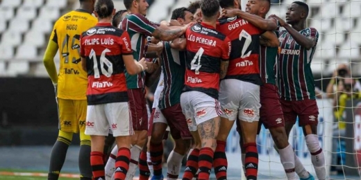 Em clássico de 'pouco futebol', Fluminense marca no fim e vence o Flamengo