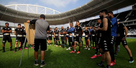 Em dia marcado por protestos, Chamusca comanda treino do Botafogo; futuro ainda está indefinido