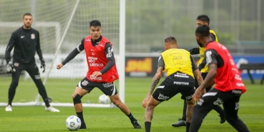 Em novo passo de recuperação, Roni volta a treinar com o grupo e fica mais perto de reforçar o Corinthians