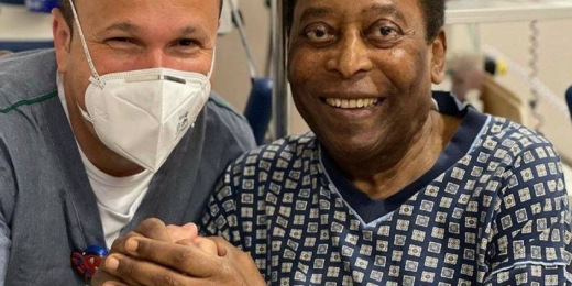 Em recuperação no hospital, Pelé canta o hino do Santos; assista