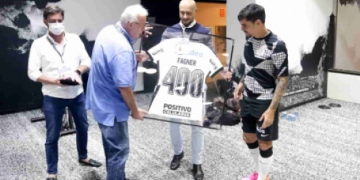 Em tarde de marca histórica pelo Corinthians, Fagner agradece time e brinca com Piton: 'Cruzamento morto'