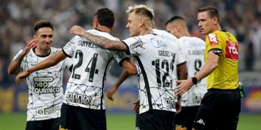 Embalado pela torcida e na base da paciência, Corinthians vence outra