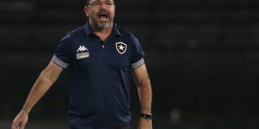 Enderson evita ambiente 'tranquilo' no Botafogo na busca pela Série A: 'Precisamos continuar trabalhando'