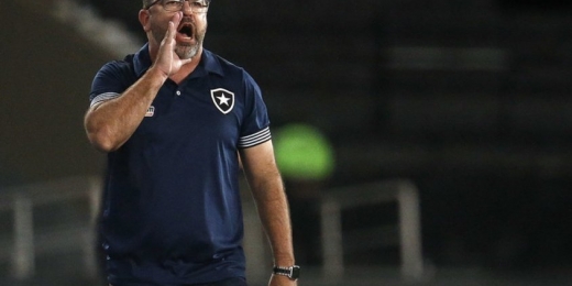 Enderson Moreira reafirma desejo de permanecer no Botafogo: 'Me sinto muito bem aqui'