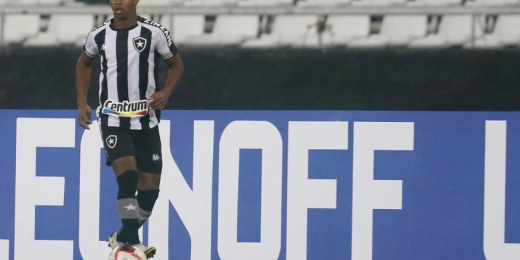 Ênio recebe punição do Botafogo após participar de torneio amador