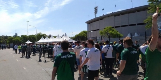 Entrada da torcida do Palmeiras flui sem problemas no Estádio Centenário