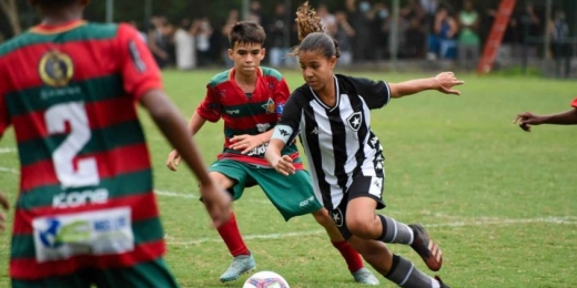 Entre meninos, Giovanna Waksman usa camisa 10, faz gol e classifica Botafogo à final de torneio sub-12