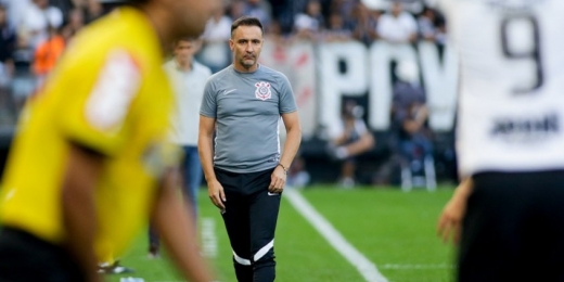 Equilíbrio vira palavra de ordem para Vítor Pereira no Corinthians: 'temos muitos meias ofensivos no elenco'