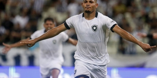 Erison iguala marca de Loco Abreu e entra em seleta lista de mais rápidos a marcar 10 gols pelo Botafogo