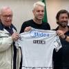 Esperando Willian? Roger Guedes posa com camisa sem número em primeiro dia de Corinthians