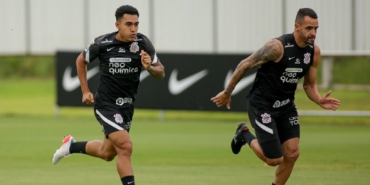 Exaltado por Du Queiroz, Renato Augusto reencontra rival de sua reestreia com golaço pelo Corinthians