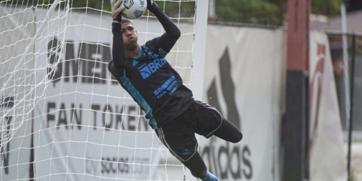 Fã de Ederson, superação e mais: conheça Kauã, goleiro que ganha espaço com saídas no Flamengo