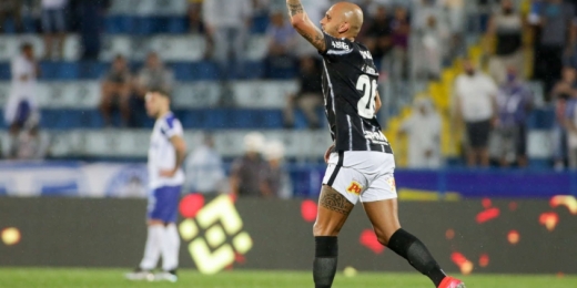Fábio Santos vibra com gol e aponta melhora gradual do Corinthians: 'Vamos ficando mais soltos'