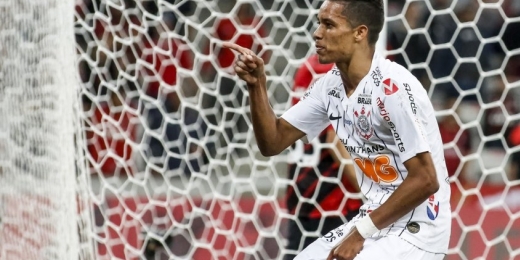 Família pode ser trunfo para o Corinthians acertar retorno do atacante Pedrinho; entenda