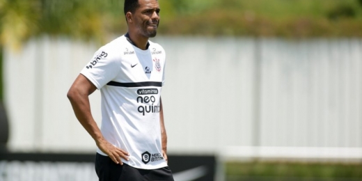 Fernando Lázaro aproveita tempo livre para fazer testes com o elenco do Corinthians