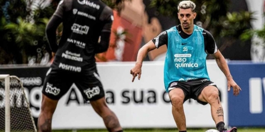 Fifa impõe multa e cobra dívida do Corinthians por atrasar segunda parcela do pagamento de Danilo Avelar