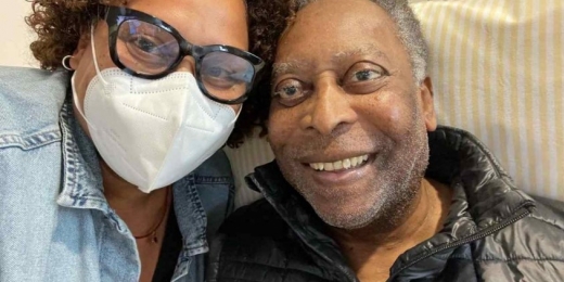 Filha de Pelé indica possível saída do pai do hospital: 'Ele está mais forte'