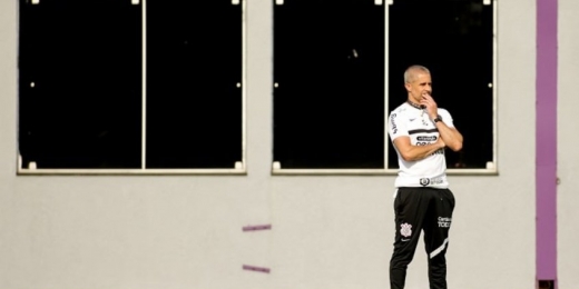 Filha de Sylvinho desabafa nas redes sociais após ser alvo de mensagens de ódio de torcedores do Corinthians