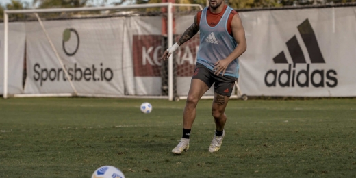 Flamengo: Arrascaeta e Filipe Luís realizam treino com bola no Ninho do Urubu