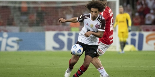 Flamengo e Internacional negociam por possível troca entre Edenílson e Willian Arão