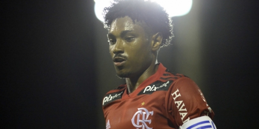 Flamengo e Vitinho conversam por renovação de contrato