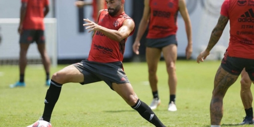 Flamengo: em recuperação após procedimento cirúrgico, Thiago Maia realiza trabalhos no campo