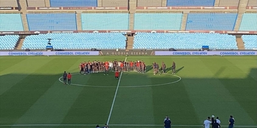 Flamengo faz reconhecimento do gramado do Estádio Centenário, palco da final da Libertadores 2021