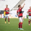 Flamengo faz três gols no primeiro tempo, derrota o Corinthians e encosta no G4 do Brasileirão