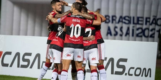 Flamengo massacra o Bahia em noite de ótimo jogo coletivo, três de Gabigol e salta para o G6 do Brasileiro